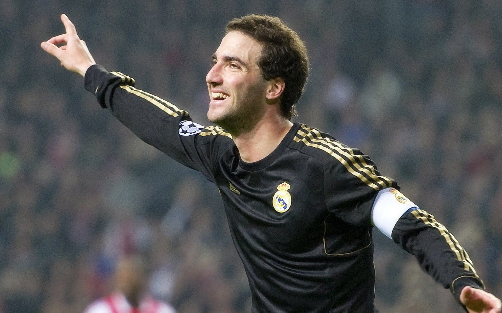 欧洲明星球员加盟亚洲联赛，转会市场热闹，欧洲足球亚洲球员