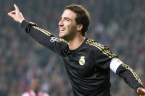 欧洲明星球员加盟亚洲联赛，转会市场热闹，欧洲足球亚洲球员