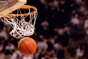 老鹰主场大胜骑士，展现强劲实力，老鹰队比赛